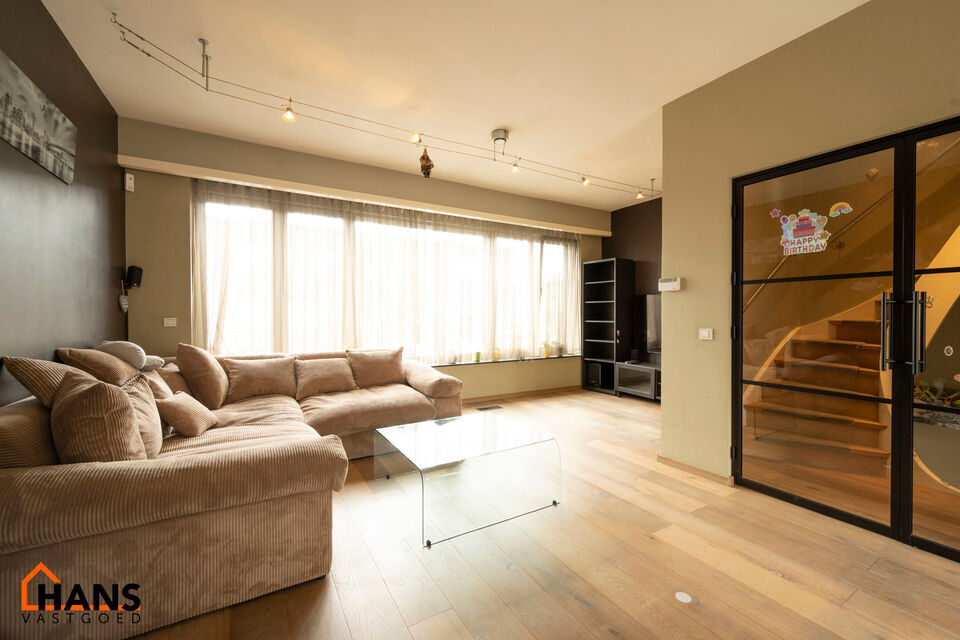 Instelprijs vanaf 395.000 Euro, elk bod wordt ernstig overwogen van dit instelprijs.
Deze ruime bel-etagewoning biedt een bijzonder complete indeling met 3 slaapkamers, inpandige garage, polyvalente ruimte, terras &eacute;n tuin.
Op het gelijkvloers betreedt u 