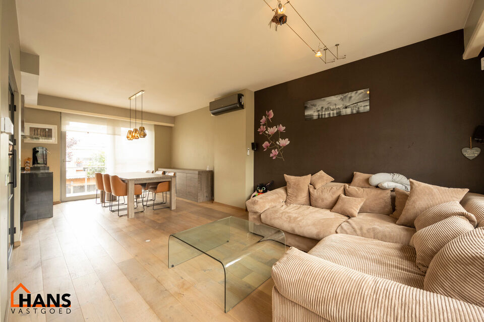 Instelprijs vanaf 395.000 Euro, elk bod wordt ernstig overwogen van dit instelprijs.
Deze ruime bel-etagewoning biedt een bijzonder complete indeling met 3 slaapkamers, inpandige garage, polyvalente ruimte, terras &eacute;n tuin.
Op het gelijkvloers betreedt u 