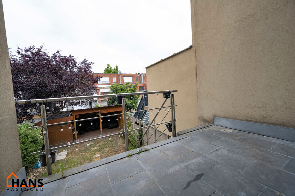 Instelprijs vanaf 395.000 Euro, elk bod wordt ernstig overwogen van dit instelprijs.
Deze ruime bel-etagewoning biedt een bijzonder complete indeling met 3 slaapkamers, inpandige garage, polyvalente ruimte, terras &eacute;n tuin.
Op het gelijkvloers betreedt u 