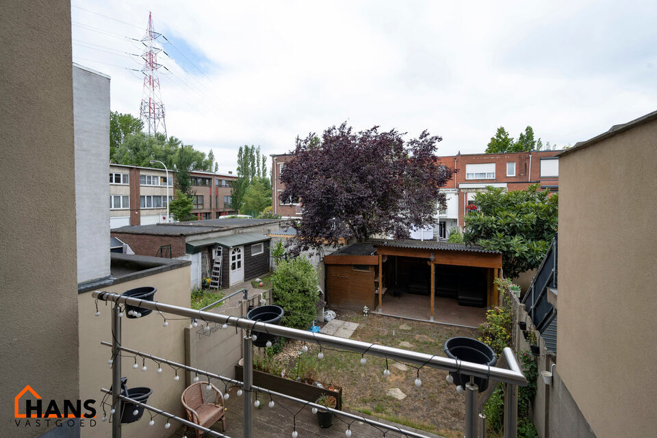 Instelprijs vanaf 395.000 Euro, elk bod wordt ernstig overwogen van dit instelprijs.
Deze ruime bel-etagewoning biedt een bijzonder complete indeling met 3 slaapkamers, inpandige garage, polyvalente ruimte, terras &eacute;n tuin.
Op het gelijkvloers betreedt u 