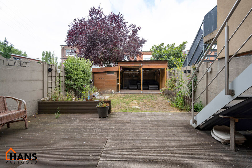Instelprijs vanaf 395.000 Euro, elk bod wordt ernstig overwogen van dit instelprijs.
Deze ruime bel-etagewoning biedt een bijzonder complete indeling met 3 slaapkamers, inpandige garage, polyvalente ruimte, terras &eacute;n tuin.
Op het gelijkvloers betreedt u 