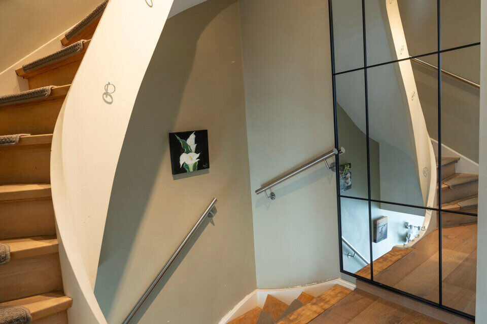 Instelprijs vanaf 395.000 Euro, elk bod wordt ernstig overwogen van dit instelprijs.
Deze ruime bel-etagewoning biedt een bijzonder complete indeling met 3 slaapkamers, inpandige garage, polyvalente ruimte, terras &eacute;n tuin.
Op het gelijkvloers betreedt u 