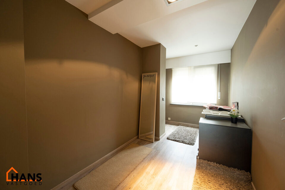 Instelprijs vanaf 395.000 Euro, elk bod wordt ernstig overwogen van dit instelprijs.
Deze ruime bel-etagewoning biedt een bijzonder complete indeling met 3 slaapkamers, inpandige garage, polyvalente ruimte, terras &eacute;n tuin.
Op het gelijkvloers betreedt u 