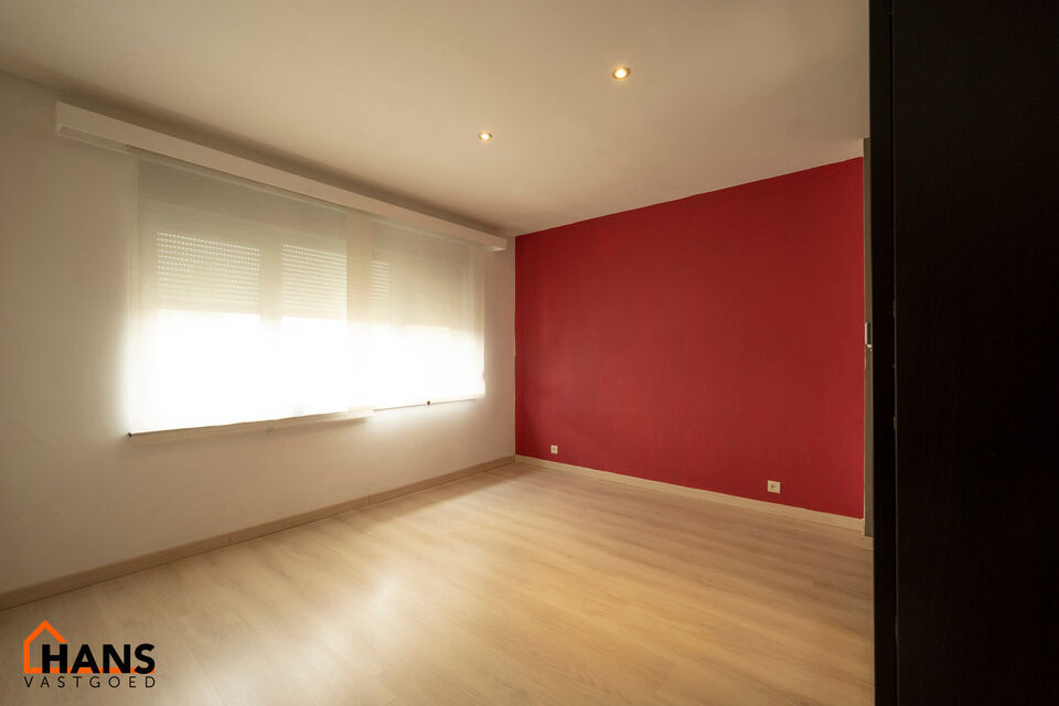 Instelprijs vanaf 395.000 Euro, elk bod wordt ernstig overwogen van dit instelprijs.
Deze ruime bel-etagewoning biedt een bijzonder complete indeling met 3 slaapkamers, inpandige garage, polyvalente ruimte, terras &eacute;n tuin.
Op het gelijkvloers betreedt u 
