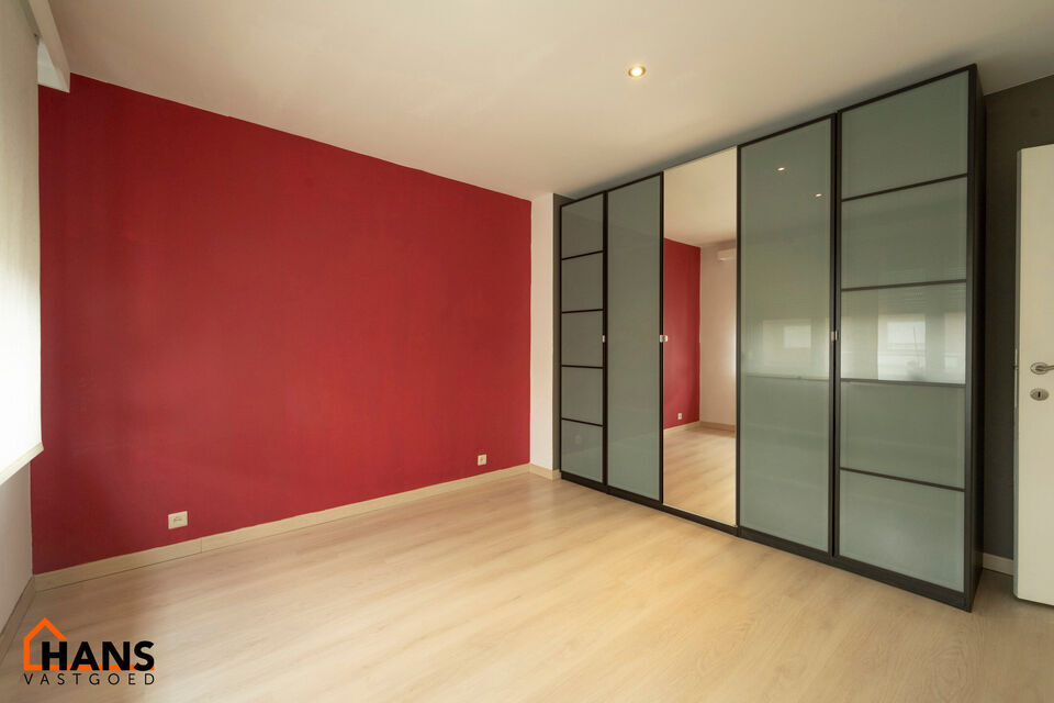 Instelprijs vanaf 395.000 Euro, elk bod wordt ernstig overwogen van dit instelprijs.
Deze ruime bel-etagewoning biedt een bijzonder complete indeling met 3 slaapkamers, inpandige garage, polyvalente ruimte, terras &eacute;n tuin.
Op het gelijkvloers betreedt u 