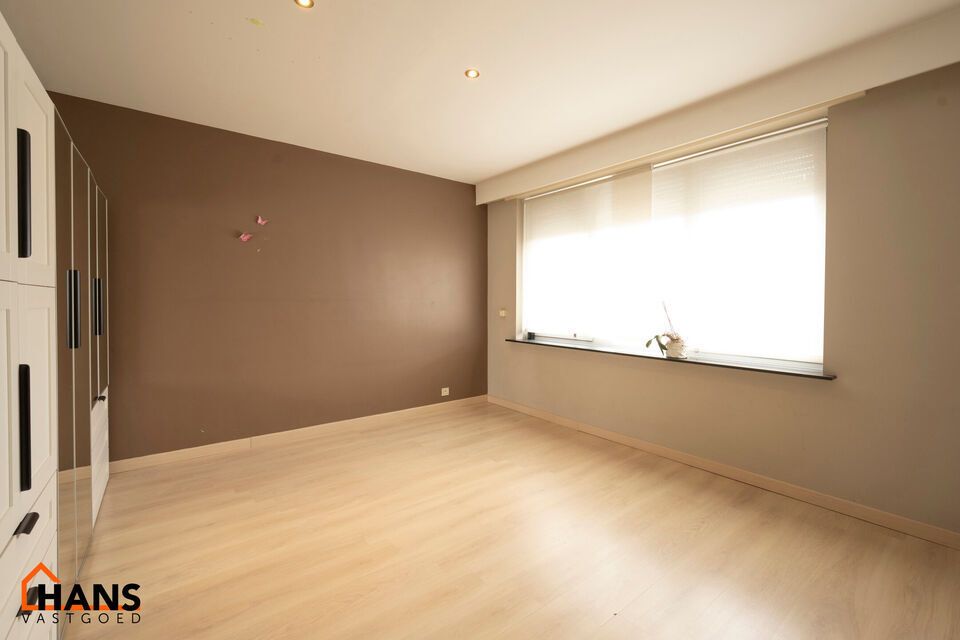 Instelprijs vanaf 395.000 Euro, elk bod wordt ernstig overwogen van dit instelprijs.
Deze ruime bel-etagewoning biedt een bijzonder complete indeling met 3 slaapkamers, inpandige garage, polyvalente ruimte, terras &eacute;n tuin.
Op het gelijkvloers betreedt u 