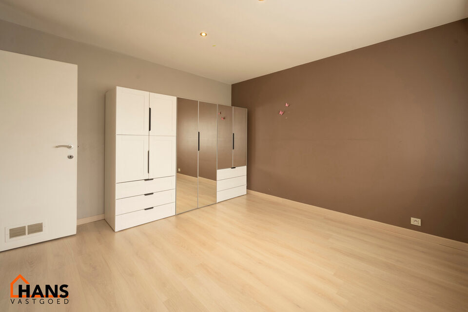 Instelprijs vanaf 395.000 Euro, elk bod wordt ernstig overwogen van dit instelprijs.
Deze ruime bel-etagewoning biedt een bijzonder complete indeling met 3 slaapkamers, inpandige garage, polyvalente ruimte, terras &eacute;n tuin.
Op het gelijkvloers betreedt u 