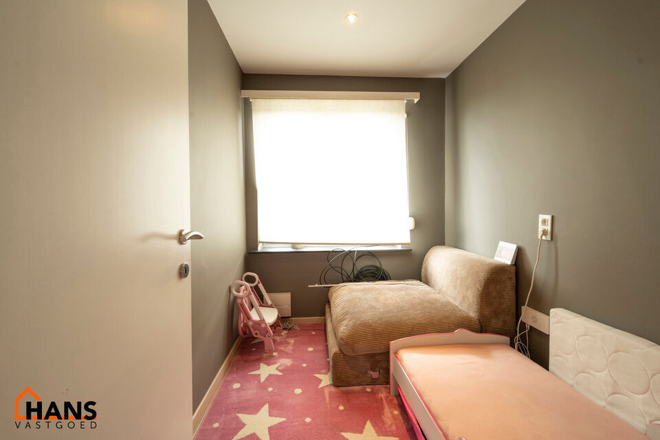 Instelprijs vanaf 395.000 Euro, elk bod wordt ernstig overwogen van dit instelprijs.
Deze ruime bel-etagewoning biedt een bijzonder complete indeling met 3 slaapkamers, inpandige garage, polyvalente ruimte, terras &eacute;n tuin.
Op het gelijkvloers betreedt u 