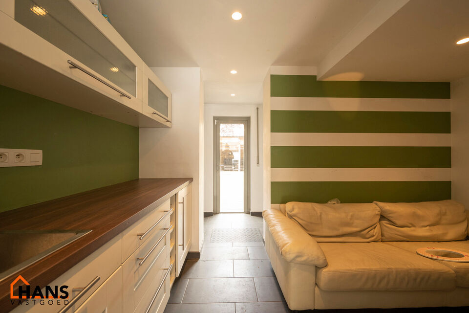 Instelprijs vanaf 395.000 Euro, elk bod wordt ernstig overwogen van dit instelprijs.
Deze ruime bel-etagewoning biedt een bijzonder complete indeling met 3 slaapkamers, inpandige garage, polyvalente ruimte, terras &eacute;n tuin.
Op het gelijkvloers betreedt u 