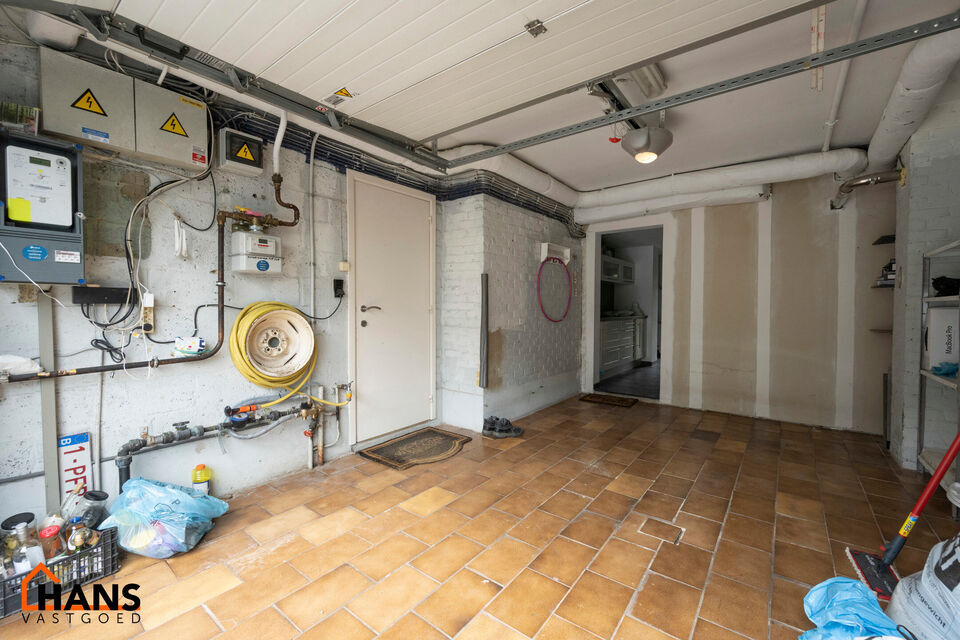 Instelprijs vanaf 395.000 Euro, elk bod wordt ernstig overwogen van dit instelprijs.
Deze ruime bel-etagewoning biedt een bijzonder complete indeling met 3 slaapkamers, inpandige garage, polyvalente ruimte, terras &eacute;n tuin.
Op het gelijkvloers betreedt u 