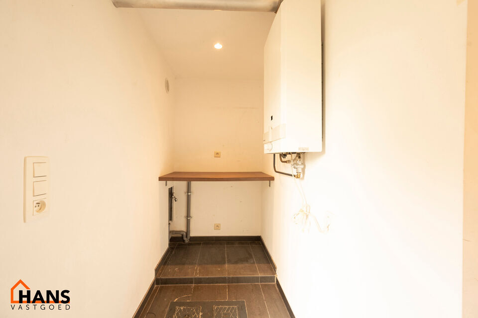 Instelprijs vanaf 395.000 Euro, elk bod wordt ernstig overwogen van dit instelprijs.
Deze ruime bel-etagewoning biedt een bijzonder complete indeling met 3 slaapkamers, inpandige garage, polyvalente ruimte, terras &eacute;n tuin.
Op het gelijkvloers betreedt u 