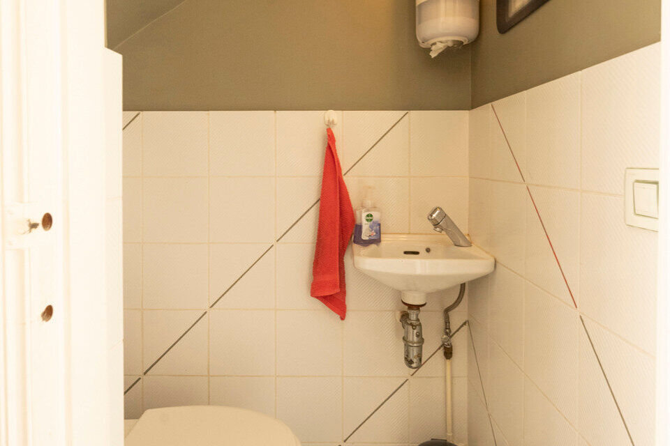 Instelprijs vanaf 395.000 Euro, elk bod wordt ernstig overwogen van dit instelprijs.
Deze ruime bel-etagewoning biedt een bijzonder complete indeling met 3 slaapkamers, inpandige garage, polyvalente ruimte, terras &eacute;n tuin.
Op het gelijkvloers betreedt u 