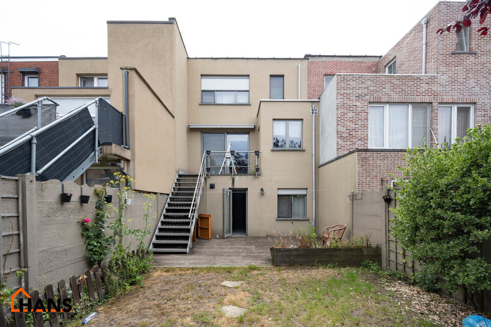 Instelprijs vanaf 395.000 Euro, elk bod wordt ernstig overwogen van dit instelprijs.
Deze ruime bel-etagewoning biedt een bijzonder complete indeling met 3 slaapkamers, inpandige garage, polyvalente ruimte, terras &eacute;n tuin.
Op het gelijkvloers betreedt u 