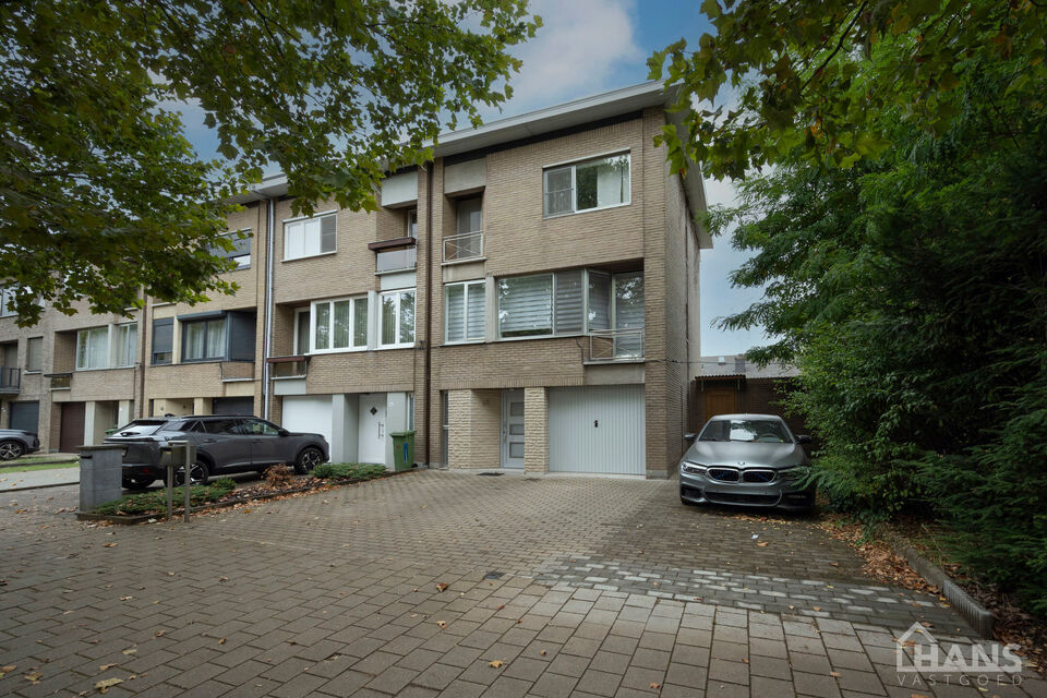 Deze verzorgde en verrassend ruime woning aan de Rietschoorveldelaan 37 te Merksem biedt dankzij haar praktische indeling en vier slaapkamers heel wat ruimte voor een gezin.

De woning beschikt over een ruime en lichtrijke leefruimte, ingedeeld in een gez