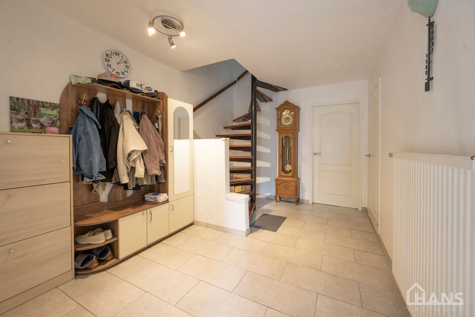 Deze verzorgde en verrassend ruime woning aan de Rietschoorveldelaan 37 te Merksem biedt dankzij haar praktische indeling en vier slaapkamers heel wat ruimte voor een gezin.

De woning beschikt over een ruime en lichtrijke leefruimte, ingedeeld in een gez