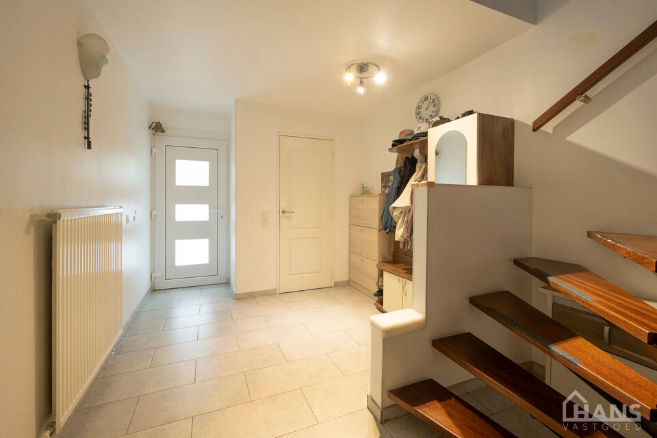 Deze verzorgde en verrassend ruime woning aan de Rietschoorveldelaan 37 te Merksem biedt dankzij haar praktische indeling en vier slaapkamers heel wat ruimte voor een gezin.

De woning beschikt over een ruime en lichtrijke leefruimte, ingedeeld in een gez