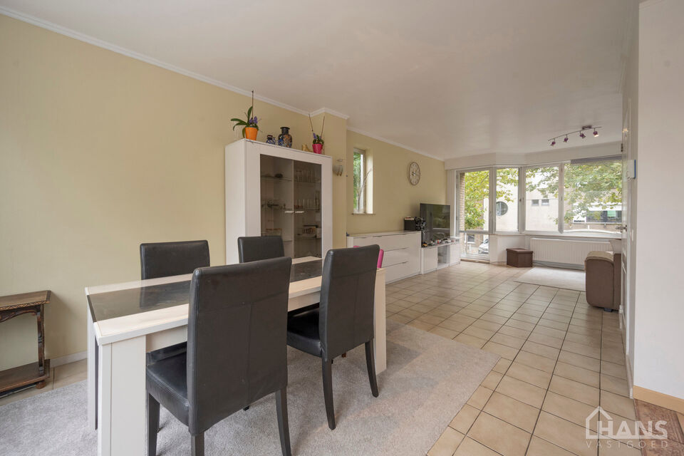 Deze verzorgde en verrassend ruime woning aan de Rietschoorveldelaan 37 te Merksem biedt dankzij haar praktische indeling en vier slaapkamers heel wat ruimte voor een gezin.

De woning beschikt over een ruime en lichtrijke leefruimte, ingedeeld in een gez