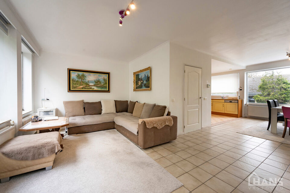 Deze verzorgde en verrassend ruime woning aan de Rietschoorveldelaan 37 te Merksem biedt dankzij haar praktische indeling en vier slaapkamers heel wat ruimte voor een gezin.

De woning beschikt over een ruime en lichtrijke leefruimte, ingedeeld in een gez