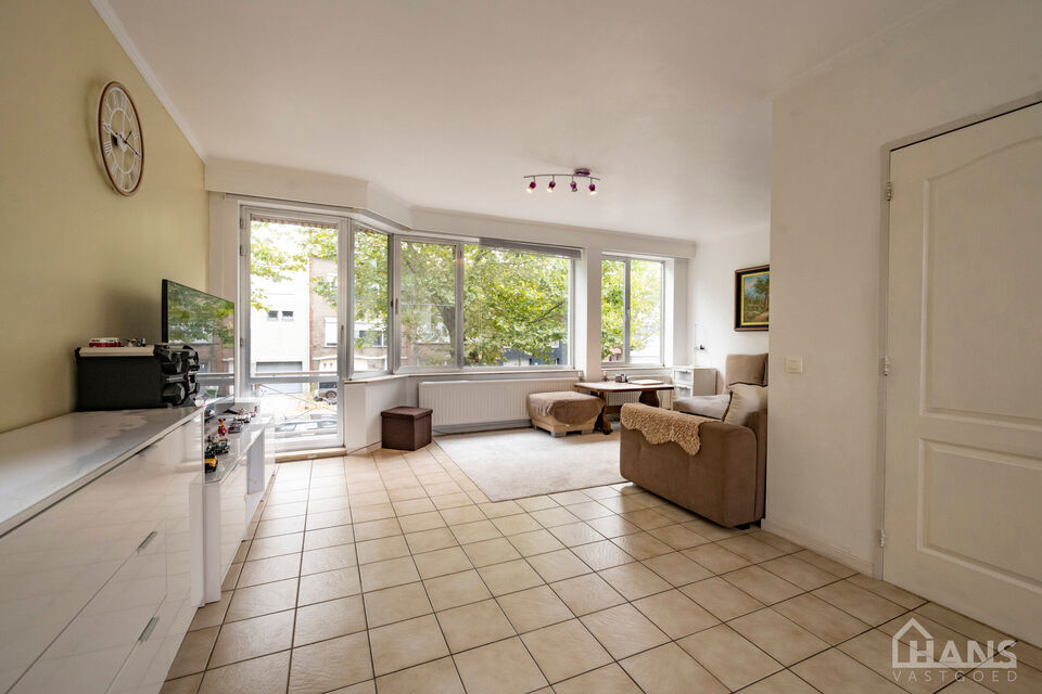 Deze verzorgde en verrassend ruime woning aan de Rietschoorveldelaan 37 te Merksem biedt dankzij haar praktische indeling en vier slaapkamers heel wat ruimte voor een gezin.

De woning beschikt over een ruime en lichtrijke leefruimte, ingedeeld in een gez