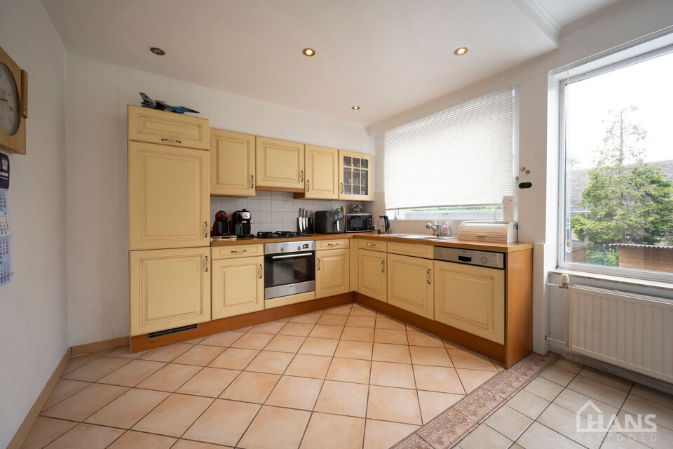 Deze verzorgde en verrassend ruime woning aan de Rietschoorveldelaan 37 te Merksem biedt dankzij haar praktische indeling en vier slaapkamers heel wat ruimte voor een gezin.

De woning beschikt over een ruime en lichtrijke leefruimte, ingedeeld in een gez