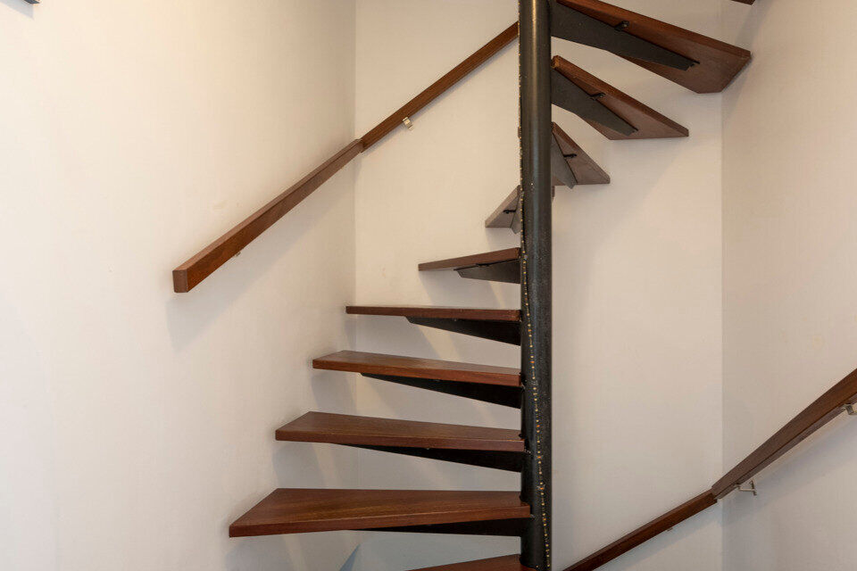 Deze verzorgde en verrassend ruime woning aan de Rietschoorveldelaan 37 te Merksem biedt dankzij haar praktische indeling en vier slaapkamers heel wat ruimte voor een gezin.

De woning beschikt over een ruime en lichtrijke leefruimte, ingedeeld in een gez