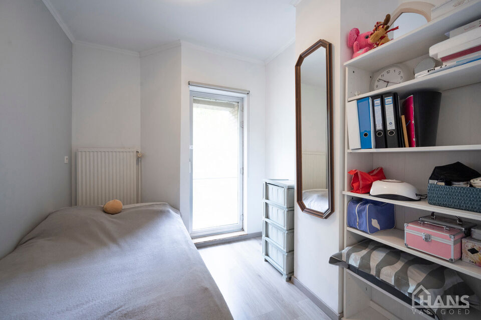 Deze verzorgde en verrassend ruime woning aan de Rietschoorveldelaan 37 te Merksem biedt dankzij haar praktische indeling en vier slaapkamers heel wat ruimte voor een gezin.

De woning beschikt over een ruime en lichtrijke leefruimte, ingedeeld in een gez
