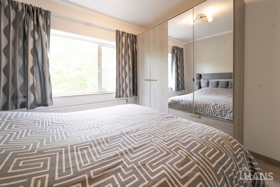 Deze verzorgde en verrassend ruime woning aan de Rietschoorveldelaan 37 te Merksem biedt dankzij haar praktische indeling en vier slaapkamers heel wat ruimte voor een gezin.

De woning beschikt over een ruime en lichtrijke leefruimte, ingedeeld in een gez