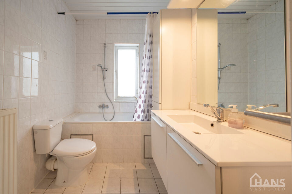 Deze verzorgde en verrassend ruime woning aan de Rietschoorveldelaan 37 te Merksem biedt dankzij haar praktische indeling en vier slaapkamers heel wat ruimte voor een gezin.

De woning beschikt over een ruime en lichtrijke leefruimte, ingedeeld in een gez