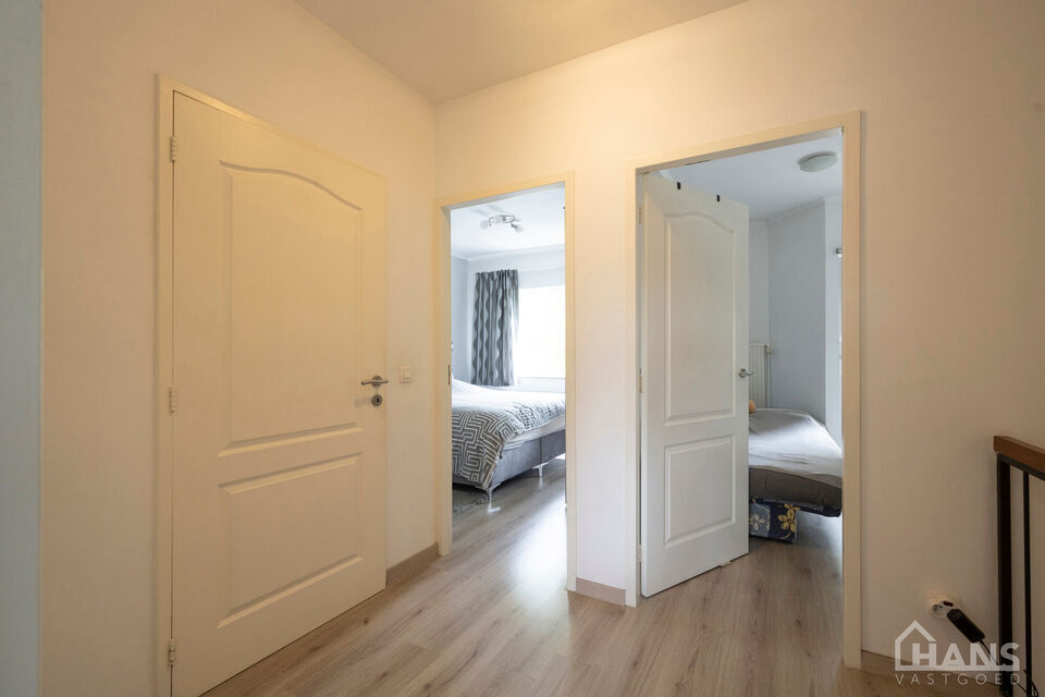 Deze verzorgde en verrassend ruime woning aan de Rietschoorveldelaan 37 te Merksem biedt dankzij haar praktische indeling en vier slaapkamers heel wat ruimte voor een gezin.

De woning beschikt over een ruime en lichtrijke leefruimte, ingedeeld in een gez