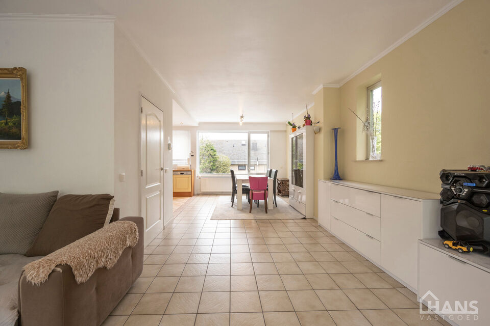 Deze verzorgde en verrassend ruime woning aan de Rietschoorveldelaan 37 te Merksem biedt dankzij haar praktische indeling en vier slaapkamers heel wat ruimte voor een gezin.

De woning beschikt over een ruime en lichtrijke leefruimte, ingedeeld in een gez