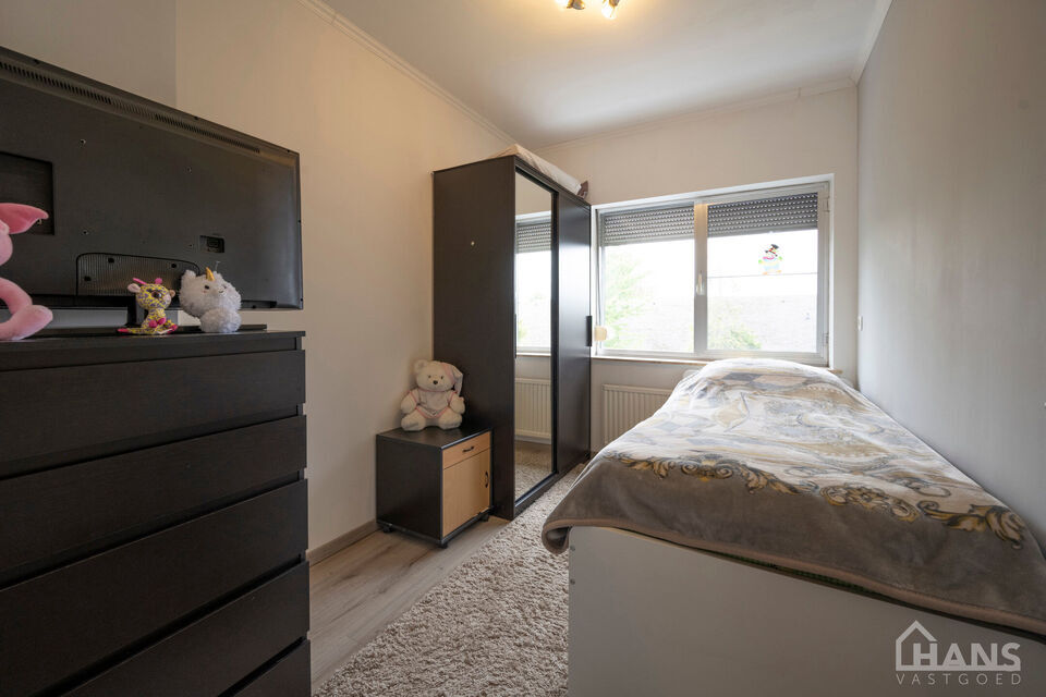 Deze verzorgde en verrassend ruime woning aan de Rietschoorveldelaan 37 te Merksem biedt dankzij haar praktische indeling en vier slaapkamers heel wat ruimte voor een gezin.

De woning beschikt over een ruime en lichtrijke leefruimte, ingedeeld in een gez