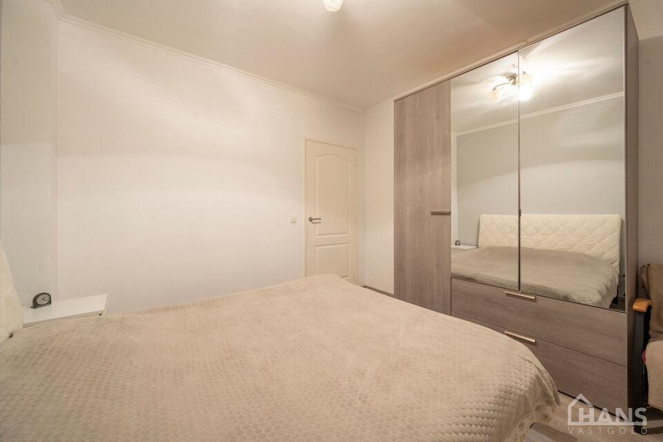 Deze verzorgde en verrassend ruime woning aan de Rietschoorveldelaan 37 te Merksem biedt dankzij haar praktische indeling en vier slaapkamers heel wat ruimte voor een gezin.

De woning beschikt over een ruime en lichtrijke leefruimte, ingedeeld in een gez