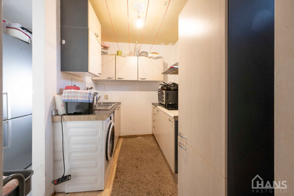 Deze verzorgde en verrassend ruime woning aan de Rietschoorveldelaan 37 te Merksem biedt dankzij haar praktische indeling en vier slaapkamers heel wat ruimte voor een gezin.

De woning beschikt over een ruime en lichtrijke leefruimte, ingedeeld in een gez