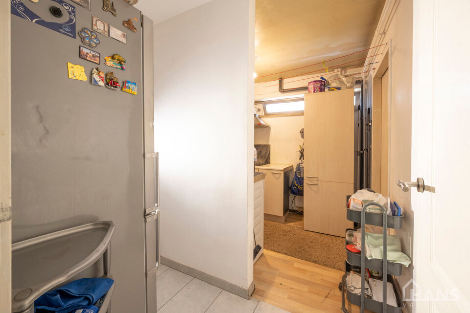 Deze verzorgde en verrassend ruime woning aan de Rietschoorveldelaan 37 te Merksem biedt dankzij haar praktische indeling en vier slaapkamers heel wat ruimte voor een gezin.

De woning beschikt over een ruime en lichtrijke leefruimte, ingedeeld in een gez