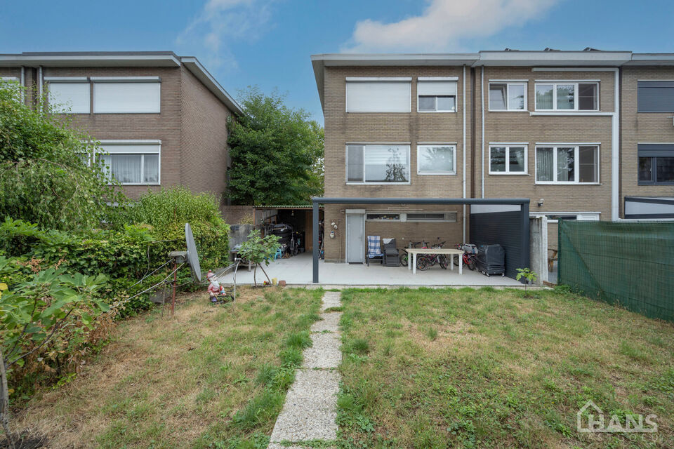 Deze verzorgde en verrassend ruime woning aan de Rietschoorveldelaan 37 te Merksem biedt dankzij haar praktische indeling en vier slaapkamers heel wat ruimte voor een gezin.

De woning beschikt over een ruime en lichtrijke leefruimte, ingedeeld in een gez