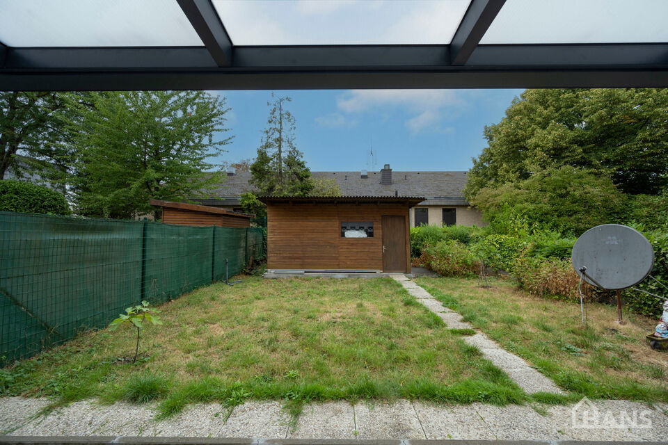 Deze verzorgde en verrassend ruime woning aan de Rietschoorveldelaan 37 te Merksem biedt dankzij haar praktische indeling en vier slaapkamers heel wat ruimte voor een gezin.

De woning beschikt over een ruime en lichtrijke leefruimte, ingedeeld in een gez