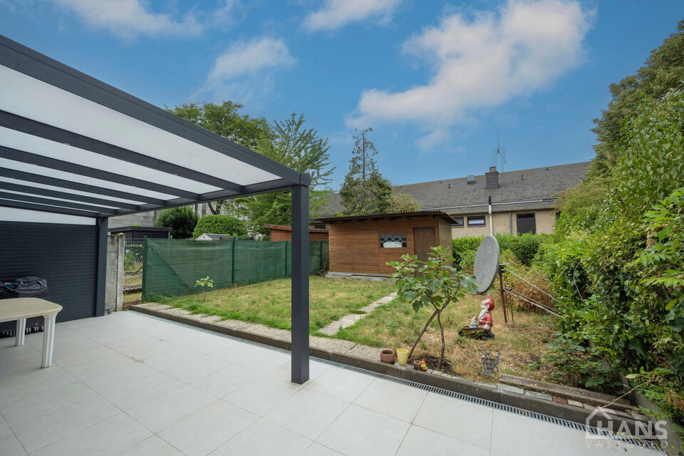 Deze verzorgde en verrassend ruime woning aan de Rietschoorveldelaan 37 te Merksem biedt dankzij haar praktische indeling en vier slaapkamers heel wat ruimte voor een gezin.

De woning beschikt over een ruime en lichtrijke leefruimte, ingedeeld in een gez