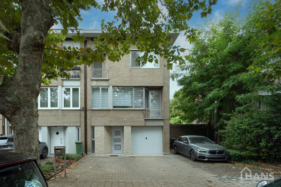Deze verzorgde en verrassend ruime woning aan de Rietschoorveldelaan 37 te Merksem biedt dankzij haar praktische indeling en vier slaapkamers heel wat ruimte voor een gezin.

De woning beschikt over een ruime en lichtrijke leefruimte, ingedeeld in een gez