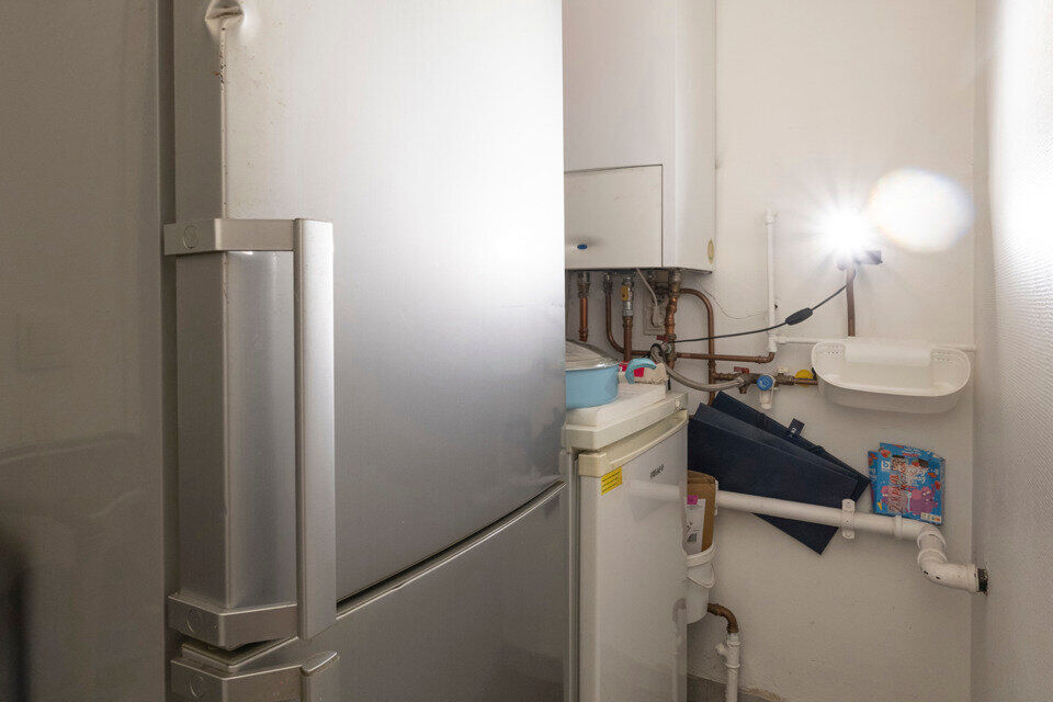 Deze verzorgde en verrassend ruime woning aan de Rietschoorveldelaan 37 te Merksem biedt dankzij haar praktische indeling en vier slaapkamers heel wat ruimte voor een gezin.

De woning beschikt over een ruime en lichtrijke leefruimte, ingedeeld in een gez