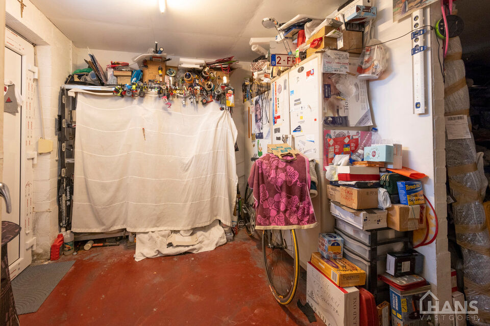 Deze verzorgde en verrassend ruime woning aan de Rietschoorveldelaan 37 te Merksem biedt dankzij haar praktische indeling en vier slaapkamers heel wat ruimte voor een gezin.

De woning beschikt over een ruime en lichtrijke leefruimte, ingedeeld in een gez