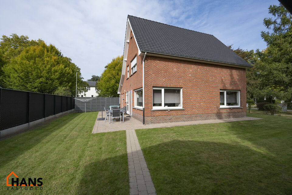 Gelijkvloers: ruime inkomhal;  leefruimte met veel lichtinval; geïnstalleerde keuken met kasten, spoelbak, kookplaat, dampkap, koelkast en ruimte voor een eigen vaatwasser en douchekamer met douche en toilet.
1ste verdieping: nachthal; 2 ruime slaapkamer