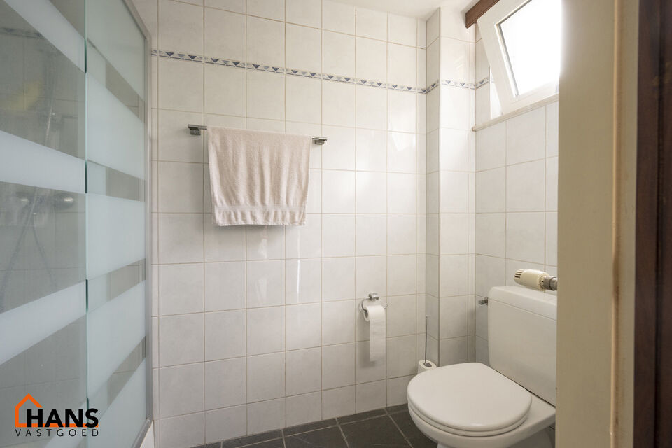 Gelijkvloers: ruime inkomhal;  leefruimte met veel lichtinval; geïnstalleerde keuken met kasten, spoelbak, kookplaat, dampkap, koelkast en ruimte voor een eigen vaatwasser en douchekamer met douche en toilet.
1ste verdieping: nachthal; 2 ruime slaapkamer