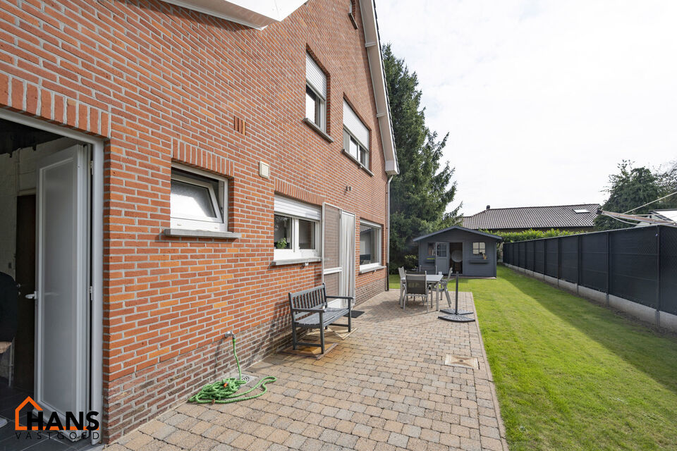 Gelijkvloers: ruime inkomhal;  leefruimte met veel lichtinval; geïnstalleerde keuken met kasten, spoelbak, kookplaat, dampkap, koelkast en ruimte voor een eigen vaatwasser en douchekamer met douche en toilet.
1ste verdieping: nachthal; 2 ruime slaapkamer
