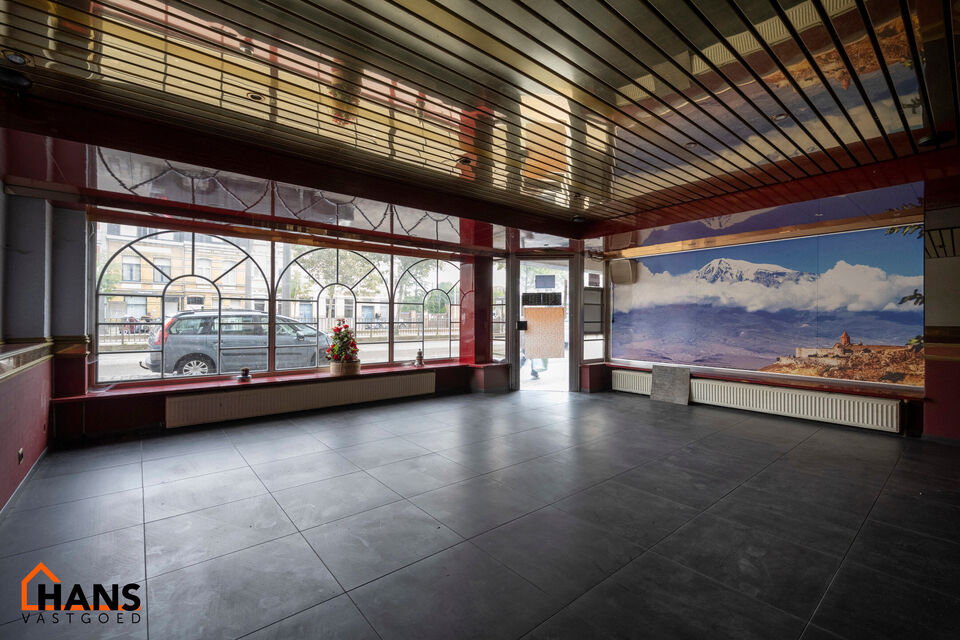 Bent u op zoek naar een eigendom met tal van mogelijkheden? Dan is dit polyvalente pand van ca. 101 m&sup2; zeker een bezoek waard. Momenteel staat het kadastraal ingeschreven als volledig handelsruimte en op de bouwvergunning gedeeltelijke woonst en gedeelte