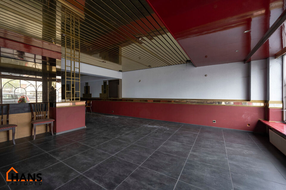 Bent u op zoek naar een eigendom met tal van mogelijkheden? Dan is dit polyvalente pand van ca. 101 m&sup2; zeker een bezoek waard. Momenteel staat het kadastraal ingeschreven als volledig handelsruimte en op de bouwvergunning gedeeltelijke woonst en gedeelte