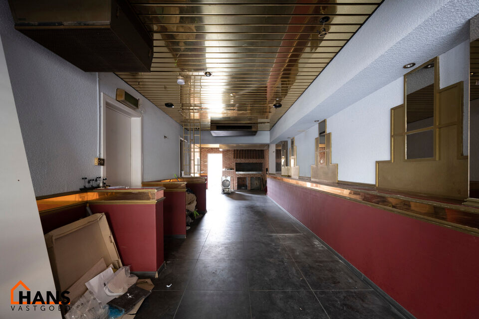 Bent u op zoek naar een eigendom met tal van mogelijkheden? Dan is dit polyvalente pand van ca. 101 m&sup2; zeker een bezoek waard. Momenteel staat het kadastraal ingeschreven als volledig handelsruimte en op de bouwvergunning gedeeltelijke woonst en gedeelte