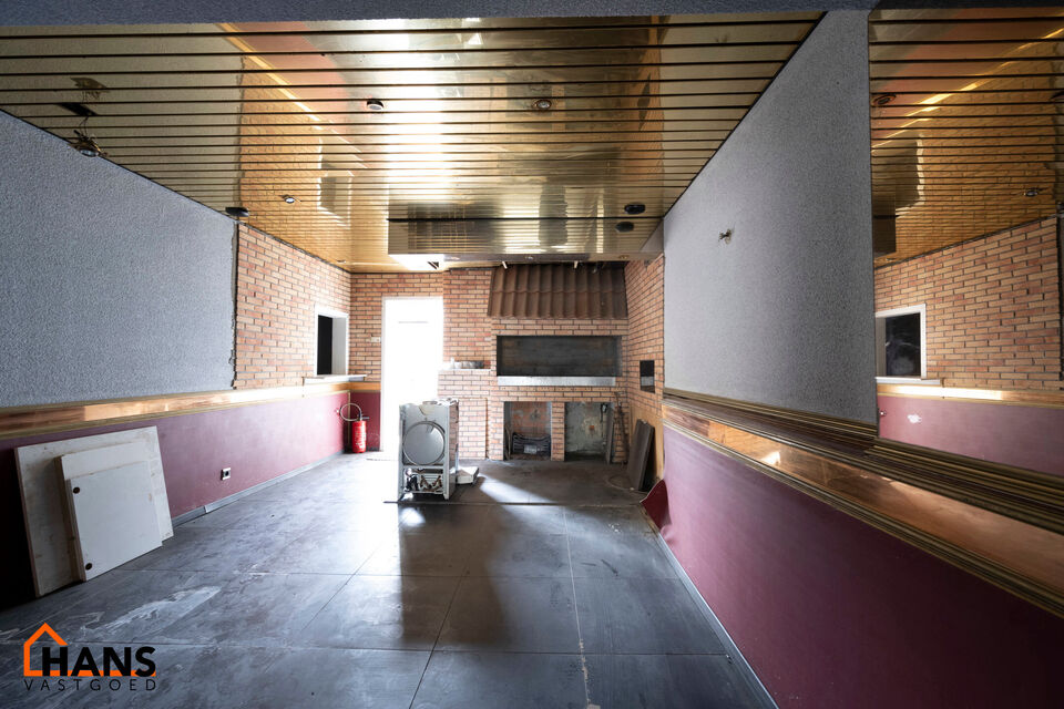 Bent u op zoek naar een eigendom met tal van mogelijkheden? Dan is dit polyvalente pand van ca. 101 m&sup2; zeker een bezoek waard. Momenteel staat het kadastraal ingeschreven als volledig handelsruimte en op de bouwvergunning gedeeltelijke woonst en gedeelte