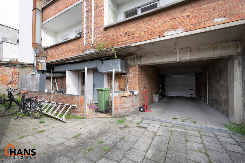 Bent u op zoek naar een eigendom met tal van mogelijkheden? Dan is dit polyvalente pand van ca. 101 m&sup2; zeker een bezoek waard. Momenteel staat het kadastraal ingeschreven als volledig handelsruimte en op de bouwvergunning gedeeltelijke woonst en gedeelte