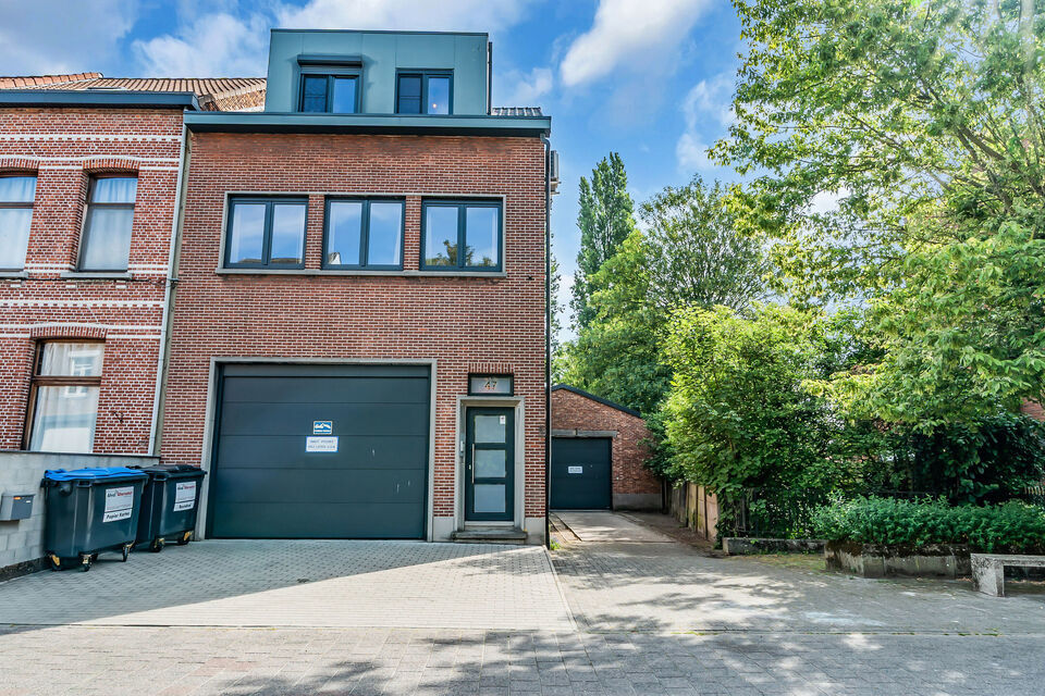 Intelprijs vanaf 695.000 Euro. Elk bod wordt ernstig overwogen.
Deze veelzijdige halfopen bebouwing biedt een unieke combinatie van wonen, werken en investeren. Dankzij de ruime woning, magazijnruimtes en talrijke parkeerplaatsen is dit eigendom uitermate