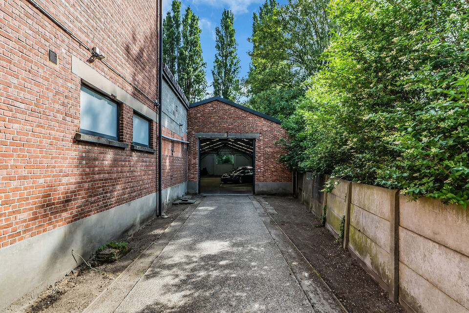 Intelprijs vanaf 695.000 Euro. Elk bod wordt ernstig overwogen.
Deze veelzijdige halfopen bebouwing biedt een unieke combinatie van wonen, werken en investeren. Dankzij de ruime woning, magazijnruimtes en talrijke parkeerplaatsen is dit eigendom uitermate